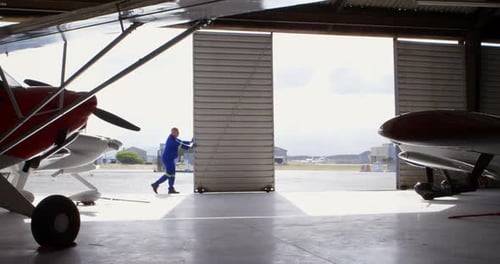 Ingeniero cierra la puerta del hangar 4k