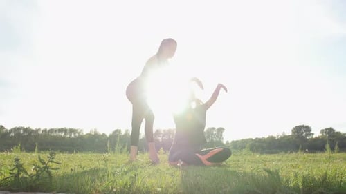 Fitness-, Sport-, Freundschafts- und Lifestyle-Konzept — Zwei junge Frauen trainieren Stretching im Freien