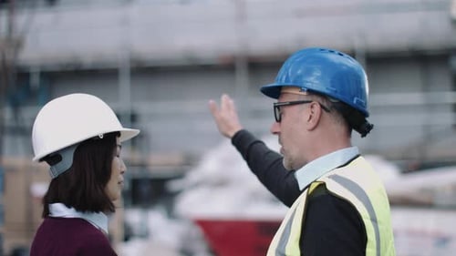 Bauarbeiter schauen sich die Projektentwicklung an
