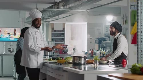 Punto de vista del equipo multiétnico de chefs grabando Vídeo de programa de cocina