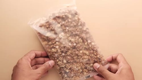 Vista superior de Musli en una bolsa de plástico