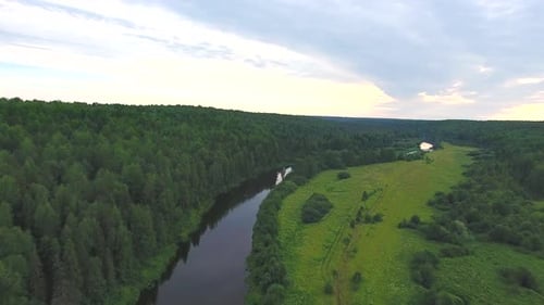 Abends über Fluss und Wald fliegen