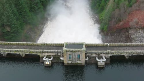 Centrale hydroélectrique pompant de l'eau à travers un barrage au Ralenti