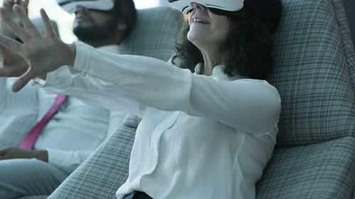 Multiethnische Kollegen in Vr-Headsets