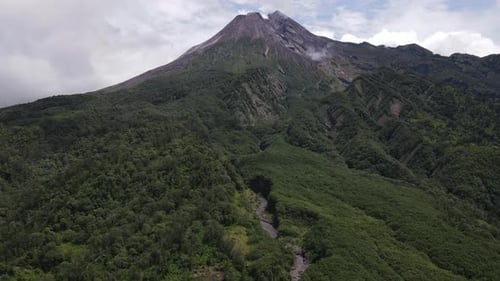 Luftaufnahme des aktiven Merapi-Berges mit klarem Himmel in Indonesien