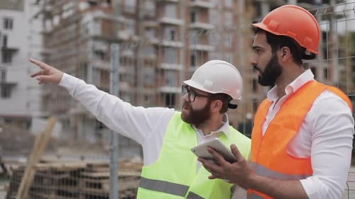 O construtor e o arquiteto estão discutindo o plano de construção do moderno centro de negócios