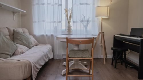 Umzug in eine Wohnung und Befreiung des Wohnzimmers von Möbeln und Einrichtungsgegenständen, Stop Motion