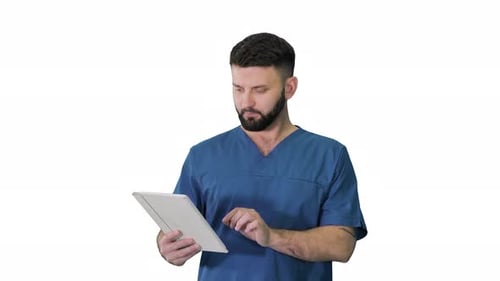 Selbstbewusster konzentrierter Chirurg mit digitalem Tablet auf weißem Hintergrund