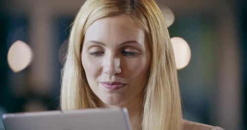 Blonde Frau mit Tablet-Porträt