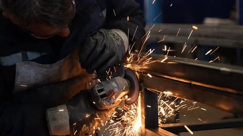 Arbeiter in der Metallindustrie in der Fabrik