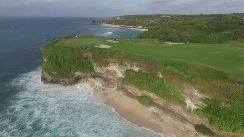 Blick auf einen Golfplatz an der Küste im Resort
