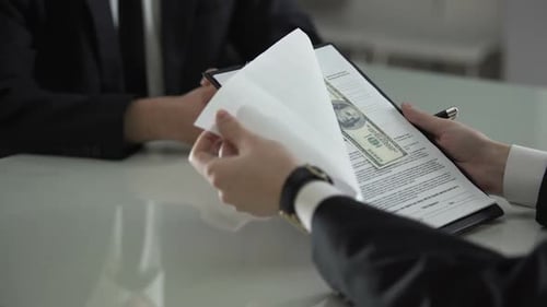 Mann unterzeichnet Vertrag sieht Geld zwischen Seiten, Bestechung, Wohlstand der Korruption