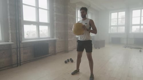 Junger Afro-Sportler macht Kniebeugen drinnen