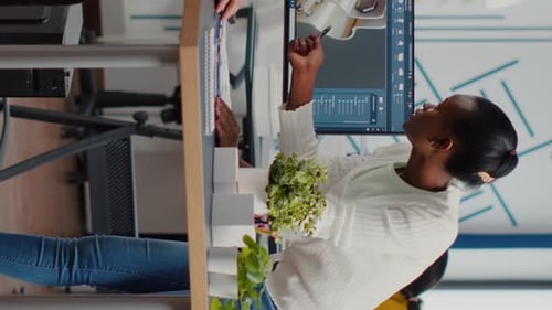 Equipe profissional de engenheiros da indústria pesada trabalhando no computador