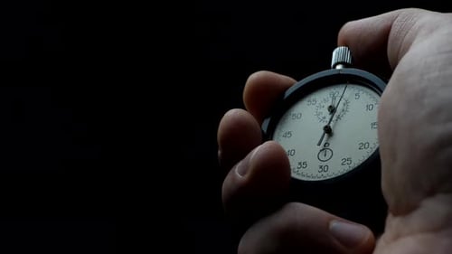 Analoge Stoppuhr in Männerhand