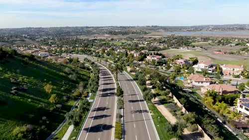 Luftaufnahme der kleinen Nachbarschaftsstraße mit modernen Wohnunterteilungen Luxushäusern