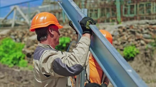 Solarpanel-Techniker installieren Metallrahmen