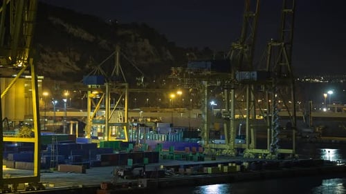 Zeitraffer des Containerverkehrs im Industriehafen bei Nacht, Spanien