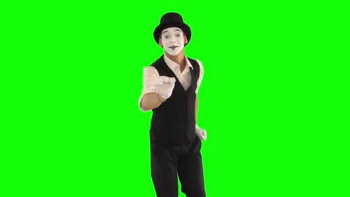 Lustiger männlicher Pantomime mit weißem Gesicht in weißer und schwarzer Kleidung