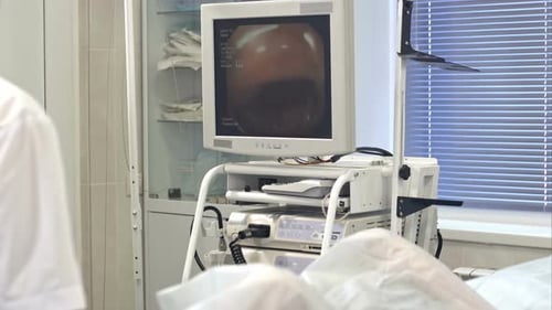 Chirurg schaut während der Endoskopie auf den Monitor