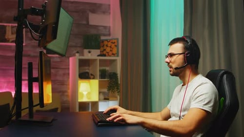 Professionelle junge Gamer spielen Shooter-Spiele