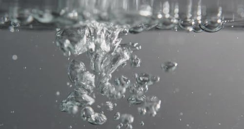 Wasseroberfläche mit Blasen, die steigen und sich als Flüssigkeit bilden, wird hinzugefügt