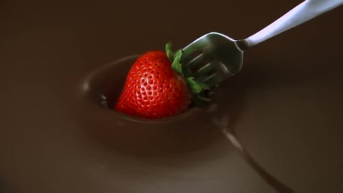 Strawberry in chocolate sauce, Slow Motion