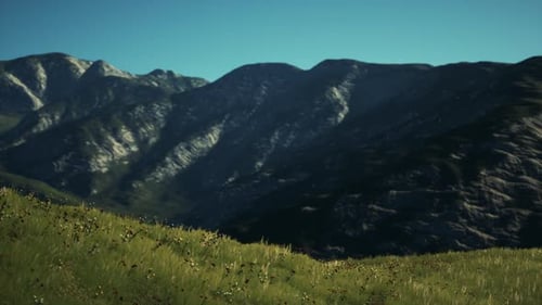 Panoramablick auf die alpine Berglandschaft der Alpen