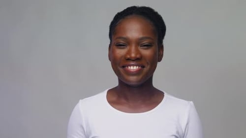 Glückliche Afroamerikanerin zeigt Daumen hoch