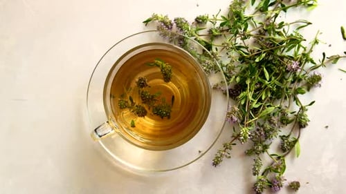 Thé au thym dans une tasse transparente