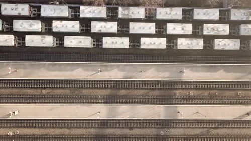 Vue aérienne de haut en bas de nombreux wagons de train de marchandises sur les voies ferrées.