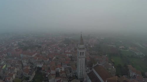 Vue aérienne d'une journée brumeuse à Vodnjan