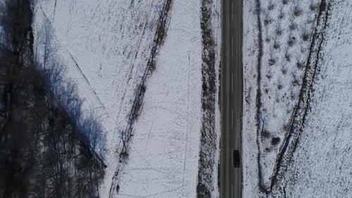 Luftaufnahme Fahrendes Auto auf einer Straße