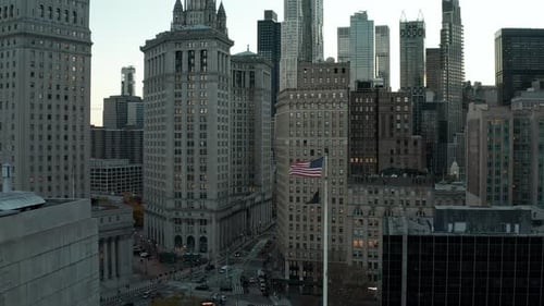 Vuela hacia atrás sobre edificios en la ciudad