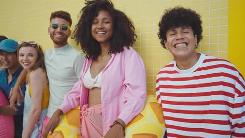 Gruppe von Freunden, die Spaß am Strand haben.