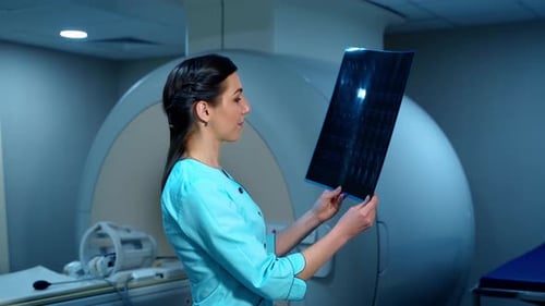 Vue latérale d'une femme spécialiste avec radiographie