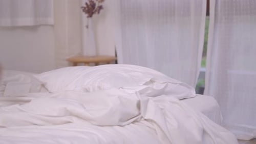 Asiatischer Mann schläft gut in einem bequemen, warmen, frischen Bett auf einem weichen Kissen