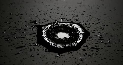 Wassertropfen, der ins Wasser fällt, Zeitlupe 4K