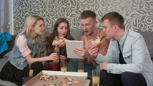 Grupo de amigos comendo pizza para viagem e assistindo programa no tablet