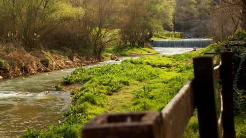 Cascada natural y río 1