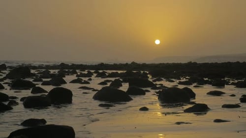 Küste mit Felsen bei Sonnenuntergang