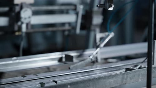 Processus de production de caisse en carton en gros plan dans l'usine de fabrication