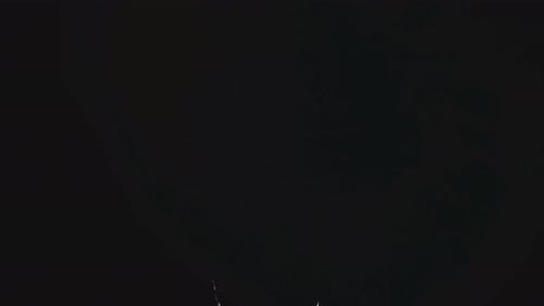 Mehrfarbiges Luftfeuerwerk. Festlicher Hintergrund aus funkelnden Lichtern und Salutblitzen