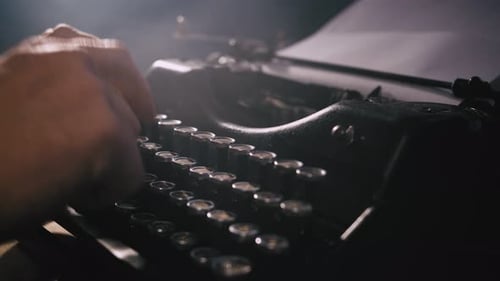 Tippen von Händen auf einer Vintage-Schreibmaschine