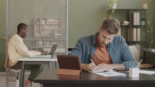 Geschäftsmann arbeitet im Büro am Tablet-PC