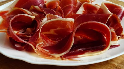 Jamon auf dem Teller. In Bewegung schießen.