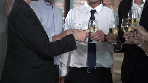 Empresários de sucesso bebem vinho e champanhe no jantar no salão de baile