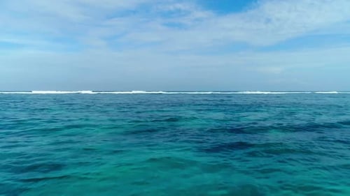 Flug zu den Wellen auf Bali, Indonesien