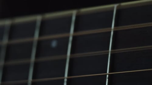 Der Musiker spielt Akustikgitarre