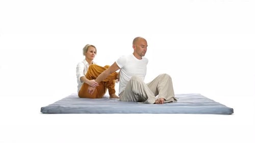 Masaje de yoga tailandés para estirar la espalda, aislado en blanco